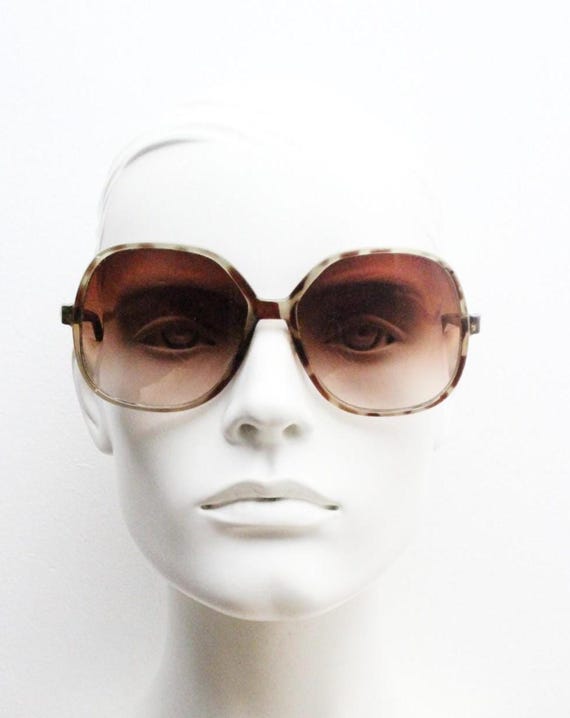 70s Vintage Oversized Square Sunglasses. Transparent Mottled  display picture 3