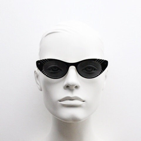 Polaroid Vintage Cat Eye Sunglasses. Womens Black and White  display picture 1