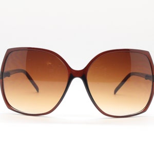 Y2k vintage square oversized womens 70s style sunglasses in transparent brown slim frame with radient lenses. 2000s NOS