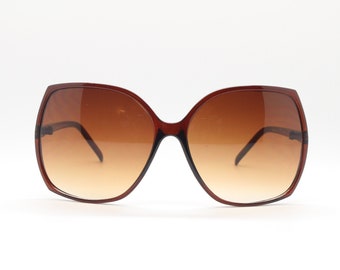 Y2k vintage square oversized womens 70s style sunglasses in transparent brown slim frame with graduating lenses. 2000s NOS