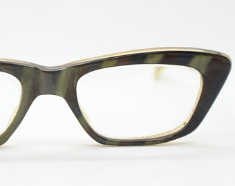 Lunettes de vue vintage des années 50 en acétate irisé exquis. Montures oeil de chat pour femmes avec branches en aluminium doré. Lunettes de vue rockabilly