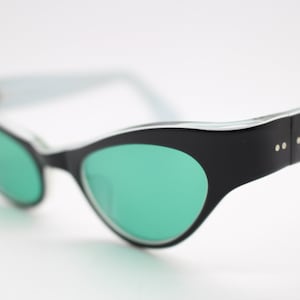 50s vintage curved cat eye sunglasses made in France. Charismatic cateye in layered black and white acetate. Rockabilly pin up