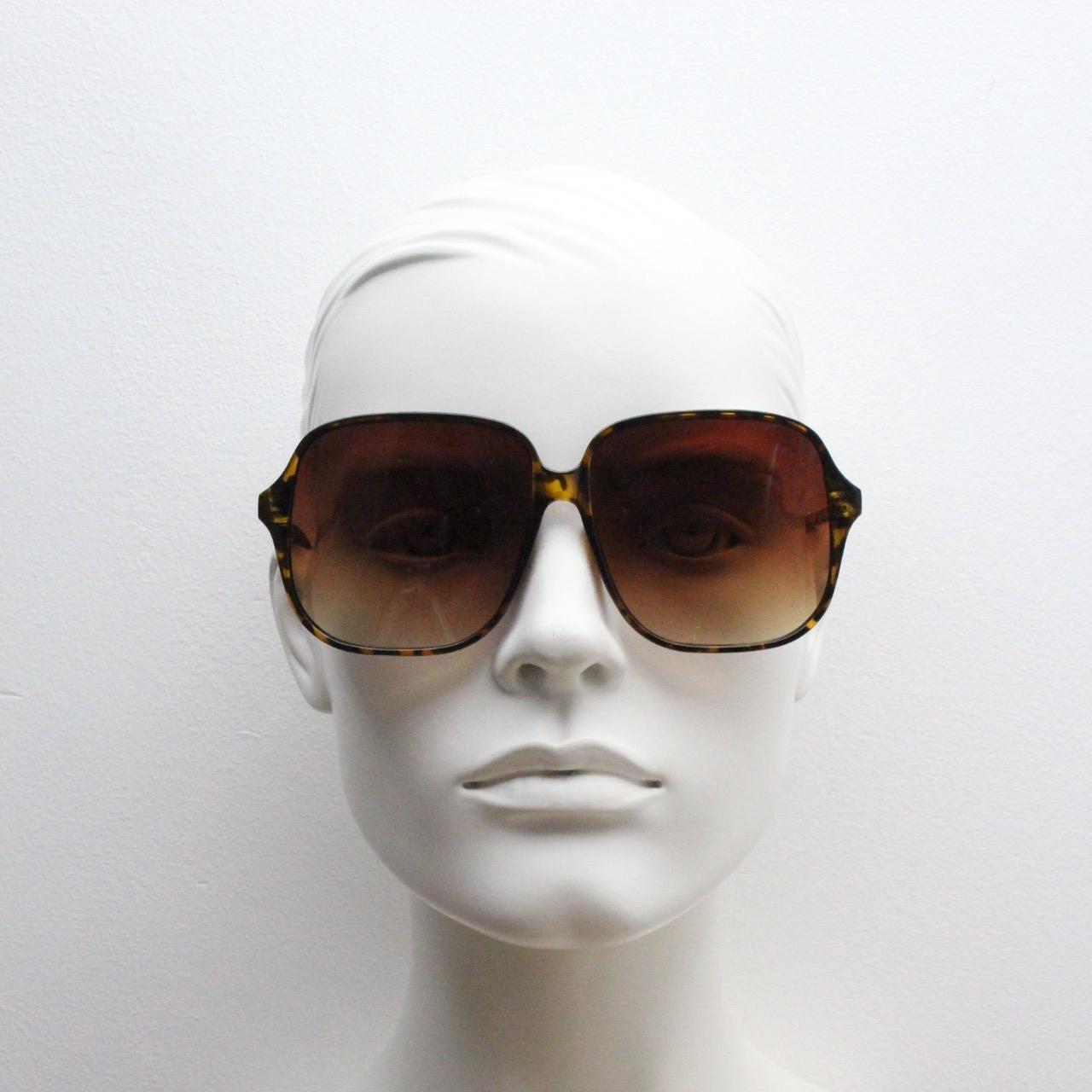 Y2k vintage square oversized womens 70s style sunglasses in tortoise slim frame with Havana brown graduating lenses. 2000s
