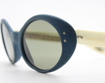 Gafas de sol estilo ojo de gato ovaladas vintage de los años 60 de Samco fabricadas en Italia. Acetato azul con aspecto de madera, patillas doradas y lentes de cristal auténtico. muestra BNWT