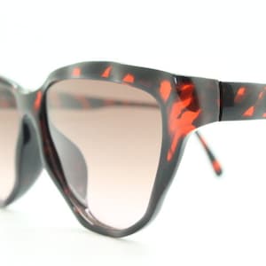 Paloma Picasso 80er Vintage Cat Eye Sonnenbrille aus Optyl. Spektakuläres Damen Katzenauge mit gewelltem Bernsteinfarbenen Tigerrahmen