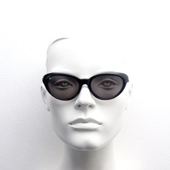 GUESS 90s Vintage Cat Eye Sunglasses Model 767 Maxime. Womens Chic