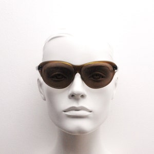 40er Jahre Vintage Sonnenbrille aus Acetat. Ungewöhnliches zeitgenössisches Design in khaki grünem Acetatrahmen mit braunen Echtglaslinsen. Exzellenter Zustand