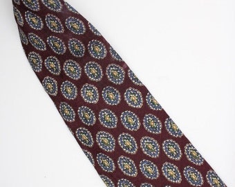 Cravate vintage des années 90 en soie fabriquée à la main aux États-Unis par Roundtree et Yorke. Cravate à écusson abstrait bleu bordeaux et beige. Hommes NSA