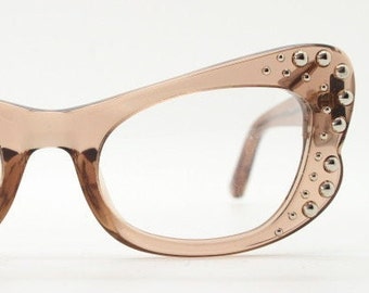 Mit Nieten besetzte Agent Provocateur-Katzenbrille, hergestellt in Japan von Linda Farrow. Transparente Cateye-Optikfassung für Damen aus Acetat. Rezept-RX