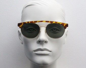 Lunettes de soleil vintage des années 80 Linda Farrow, modèle 218. Demi-monture à double pont en écaille de miel dynamique. Projets de galerie de luxe