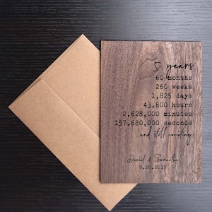 Cadeau personnalisé d'anniversaire de 5, 5e ou 5 ans pour femme et mari | en bois noyer | Carte d'anniversaire sur mesure | Mois Jours
