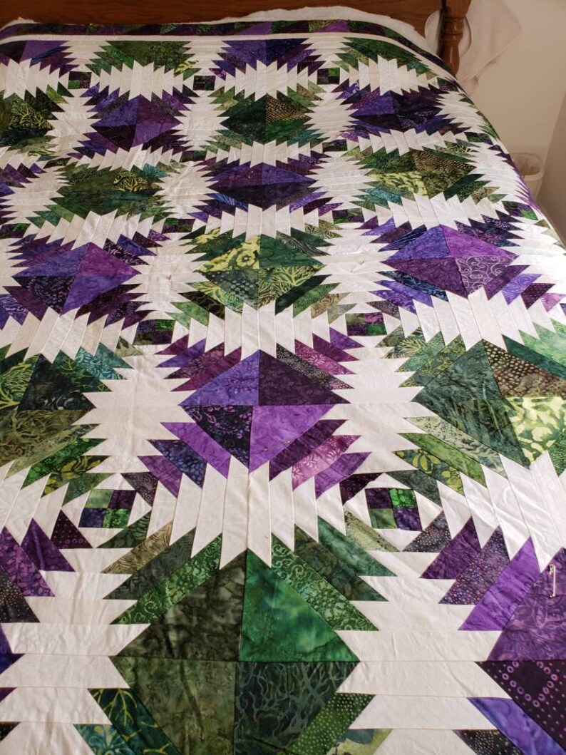 Pineapple Queen Quilt. Purple and dark green. Etsy