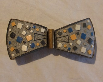 Frivolous 1930s grey stylized bow w/ square confetti pattern wooden 2 sided belt buckle Medium size