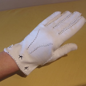 Delightful 1940s 1950s white cotton gloves w/ contrast stitching Medium size