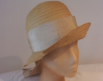 Characterful 1920s straw cloche w/back ribbon detail Small size , wounded