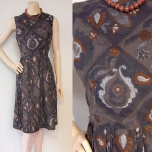 Fab early 1960s print day dress w/pleat skirt Waist 27 1/2&quot; Great print