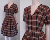 Great 1950s full skirted shadow plaid day dress w wide collar waist 26 1 2 quot