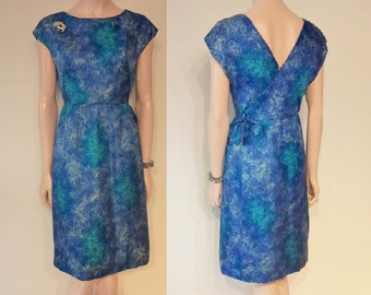 So chic early 1960s silk print dress w/back wrap design waist 25" petite