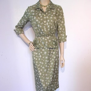 Gorgeous 1950s print skirt suit w/belted peplum jacket, to fit Bust 34&quot; Waist 25&quot;
