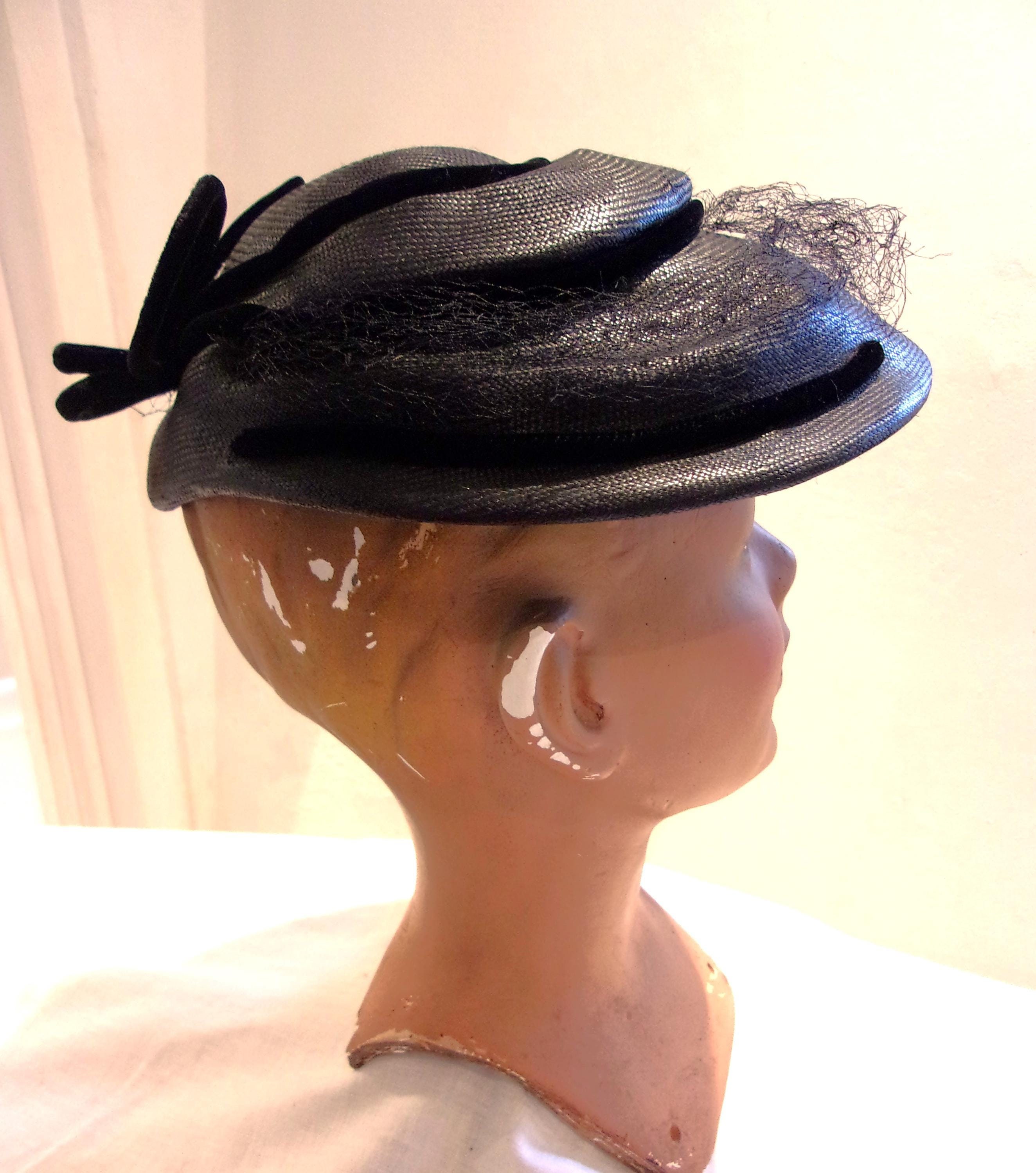 Chapeau crêpe noir chic fin des années 50 avec rebords en velours Taille  moyenne