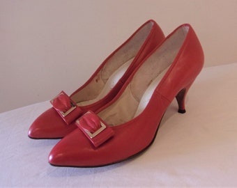 Fantastic 1950s tomato red point toe heels w/gold framed tabs US 5 1/2 - 6 /UK 3 1/2- 4