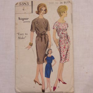 Modello di abito a tubino Vogue dei primi anni &#39;60 con elastico o coulisse in vita. Busto 36&quot;. Modello originale su carta.