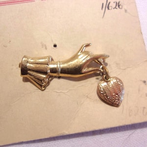 Broche fantaisie romantique des années 40 et 50 faite main avec breloque coeur petite épinglette, carte NOS