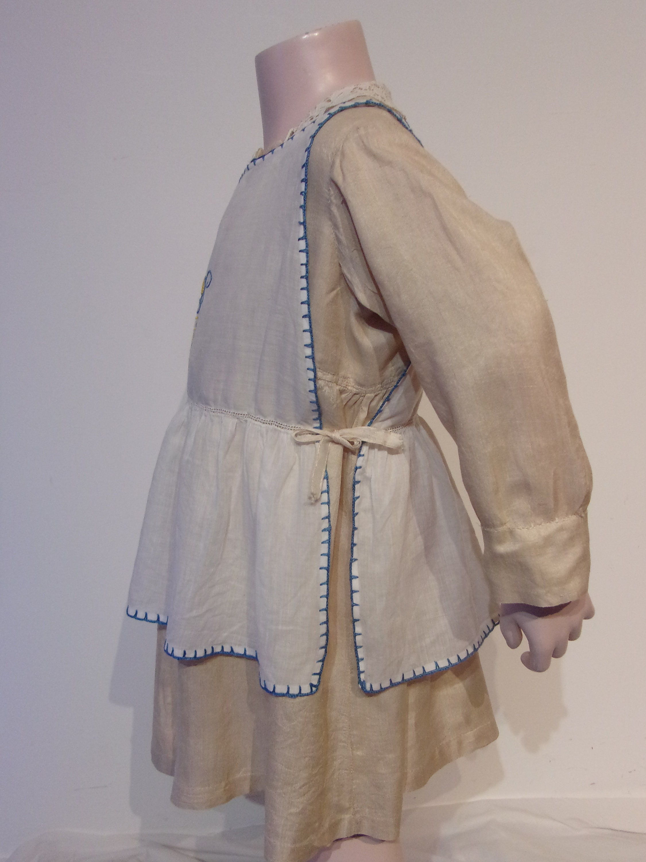 Een heerlijke Franse antieke kinderen over jurk Kleding Meisjeskleding Jurken Pinafore 1910s 