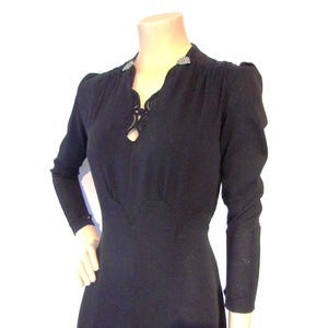 Gorgeous late 1930s/ 40s rayon dress w/fab details, stunning silhouette Bust 38&quot;