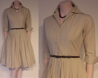 So classic 1950s tan cotton zip front tailored fit and flare shirtwaist day dress Bust 32"-34" impeccable