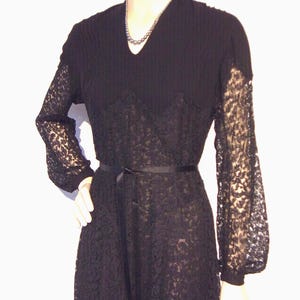 Beautiful 1930s lace and rayon evening dress w/deco panels Bust 36&quot; Tall A+ condition