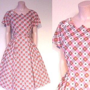 Tolles 50er Jahre Tageskleid aus Baumwolle mit schwarzem Spitzenausschnitt Taille 73 cm