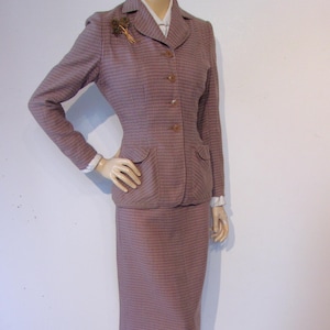 Stellar early 1950s wool fitted skirt suit Bust 34&quot;, Waist 25&quot; Peck & Peck Wounded