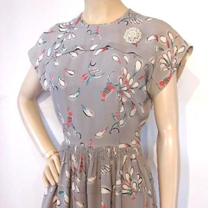Adorable 1940s novelty print rayon day dress w/birds, feathers Waist 27 1/2" Wounded but Wow