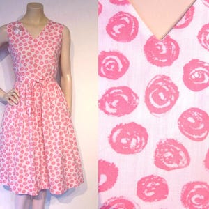 Darling late 1950s cotton day dress w/pink swirly roses print Bust 34&quot; w/tie belt