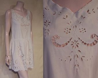 Charming 1920s girl's cotton dress w/ prettiest eyelet cutouts Bust 32" XXS women's Wounded but lovely