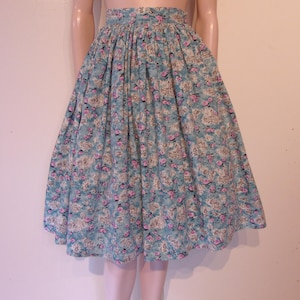 Adorable novelty print late 1950s full skirt cotton w/houses, roses* Waist 26"