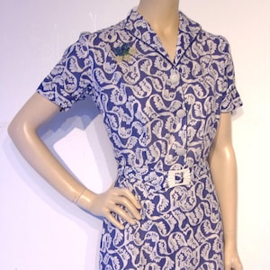 Great 1930s cotton day dress w/Art Deco print, self belt Waist 28&quot; Hip 37&quot;