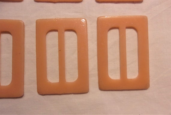 Lot of 6 vintage peach plastic belt buckles Small… - image 3