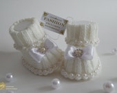 Cute Baby booties. White Baby Booties.Baby shower gift. Booties for baby girl. Baby socks. Knit baby booties.