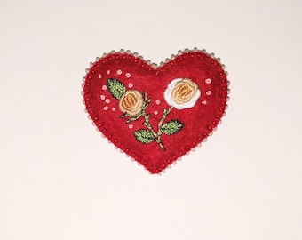 Felt Heart Brooch, Felt Heart Pin, Felt Jewelry, White Roses, Embroidered Roses, Flower Jewelry, Flower Brooch, Roses Pin, Beaded Brooch