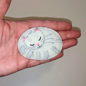 Felt Cat Brooch, Felt Cat Pin, Felt Jewelry, Cat Jewelry, White Cat, White Kitten, Sleeping Cat, Cat Nap, Cute Cat Pin, Embroidered Cat
