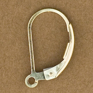 以下が含まれることがあります： 金色のイヤリングフック留め具。フックは金属製で、バネ式のメカニズムを採用しています。