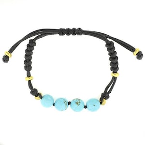 Könnte beinhalten: Ein schwarzes Kordelarmband mit türkisfarbenen Perlen und goldenen Akzenten. Das Armband ist mit einem Schiebeknoten verstellbar.