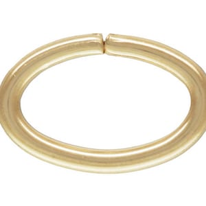 以下が含まれることがあります： 金色の楕円形のジャンプリング、隙間のある金属製のリングで、ジュエリー部品を取り付けるために使用されます。