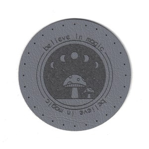Puede incluir: Un juego de tres tazas de cerámica con un acabado mate moteado. Las tazas son de color crema, marrón claro y marrón oscuro. Cada taza tiene un diseño sencillo y un asa redondeada.
