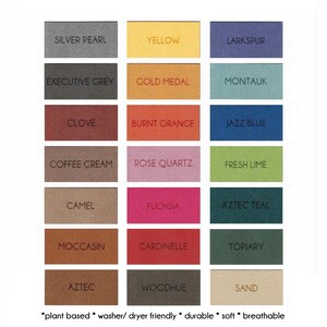 Può includere: Una tabella colori con ventuno campioni rettangolari disposti in tre colonne. Ogni campione mostra un nome di colore unico, tra cui Silver Pearl, Yellow, Larkspur, Executive Grey, Gold Medal, Montauk, Clove, Burnt Orange, Jazz Blue, Coffee Cream, Rose Quartz, Fresh Lime, Camel, Fuchsia, Aztec Teal, Moccasin, Cardinelle, Topiary, Aztec, Woodhue e Sand. Il testo in basso recita: plant based, washer/dryer friendly, durable, soft, breathable.