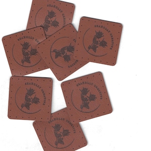 Anpassade sticketiketter i konstläder - Personliga klädetiketter (1,5x1,5)