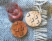 Posavasos de madera grabados - Diseño de espiga de chevrón, juego de 2 - Vajilla - Artículos para beber