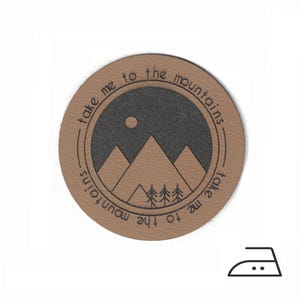 Può includere: Un set di tre tazze in ceramica con finitura opaca e macchiettata. Ogni tazza presenta un colore diverso: azzurro, crema e grigio. Le tazze hanno un design semplice e moderno e un manico comodo.